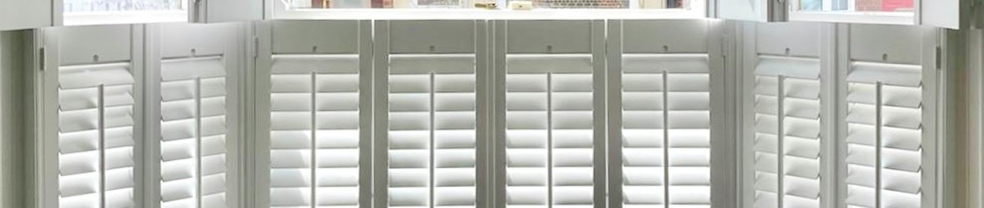 A 3 panel cafe style shutter in a living room, detail